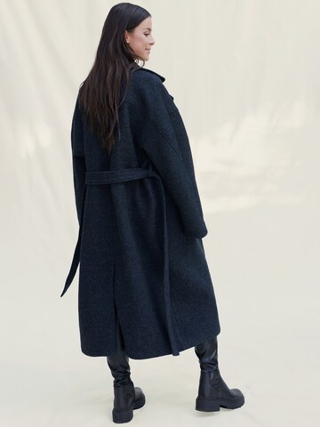 A LOT LESS Between-Seasons Coat 'Laila' in Black