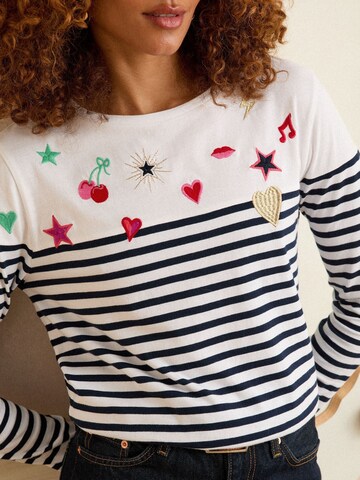 Tricou de la love & roses pe alb