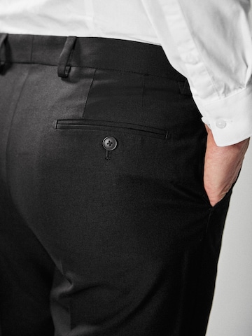 Coupe slim Pantalon à plis Next en noir