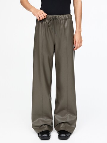 Loosefit Pantaloni di Pull&Bear in verde: frontale