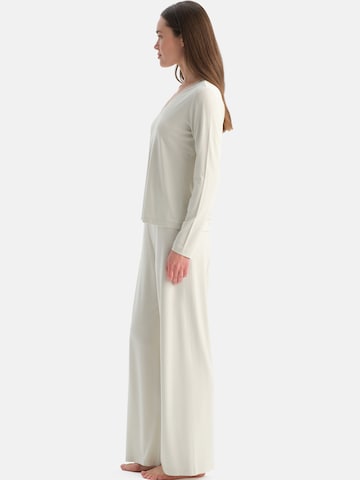 Pijama de la Dagi pe alb