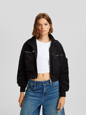 Bershka Overgangsjakke i sort: forside