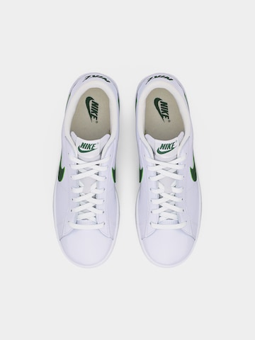 Baskets basses 'CLASSIC' Nike Sportswear en blanc