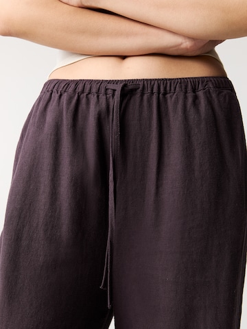 Pull&Bear Loosefit Housut värissä punainen