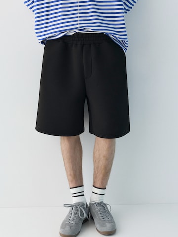 Pull&BearBaggy Hlače - crna boja: prednji dio