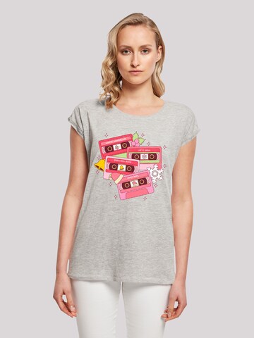 F4NT4STIC Shirt 'Christmas Retro Song Tapes' in Grijs: voorkant