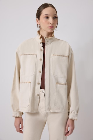 Veste mi-saison Touche Prive en blanc : devant