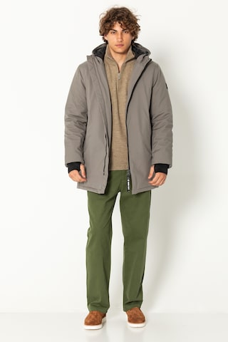 Ron Tomson Winterjacke, Model trägt Größe M in Grau: Vorderseite