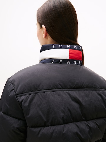 Tommy Jeans Prechodná bunda 'ESS' - Čierna