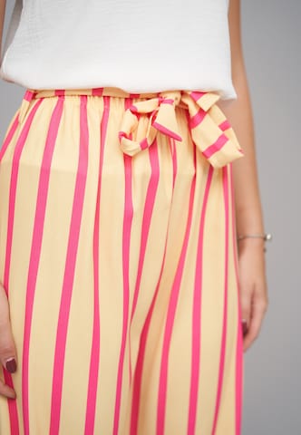 Loosefit Pantaloni di Cloud5ive in giallo