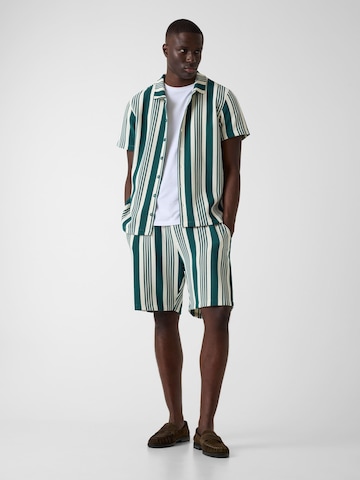 GUESS Regular Guess Gestreifte Shorts in Grün