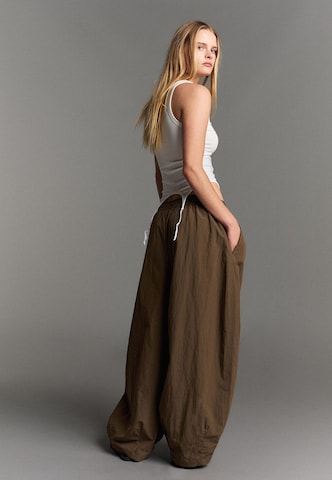 Baggy Pantaloni con pieghe di Bershka in marrone