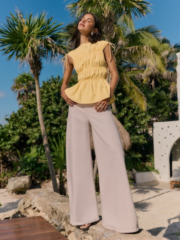 Friends Like These Blouse in Geel