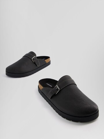 Bershka Clogs in Schwarz