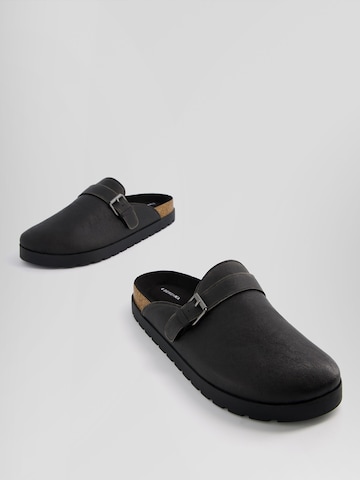 Bershka Clogs in Schwarz