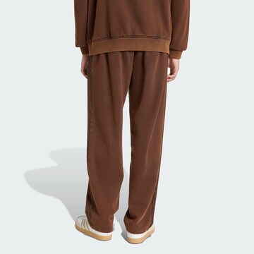 ADIDAS ORIGINALS - Loosefit Pantalón 'Premium Essentials' en marrón