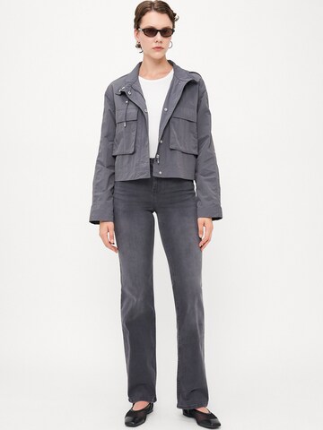 Only Tall Rozkloszowany krój Jeansy 'ONLLUNA' w kolorze szary