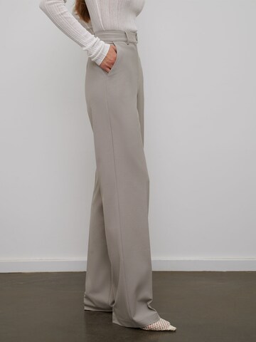 Loosefit Pantaloni con piega frontale 'Joy Tall' di RÆRE by Lorena Rae in grigio