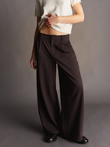 Bershka Baggy Pleat-front trousers in Brown: front