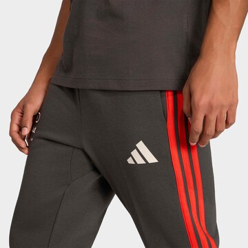 ADIDAS PERFORMANCE Tapered Sportnadrágok 'Audi Formula One Team DNA' - szürke