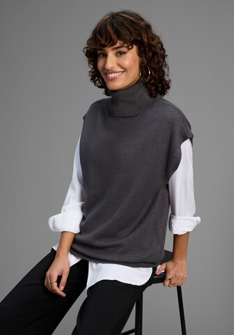 LAURA SCOTT Sweater in Grey: front