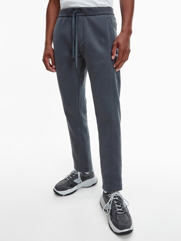 Calvin Klein Jeans Tapered Hose in Grau