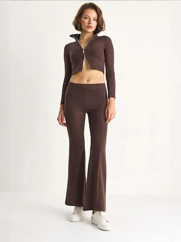 Completo pantalone di Bianco Lucci in marrone: frontale