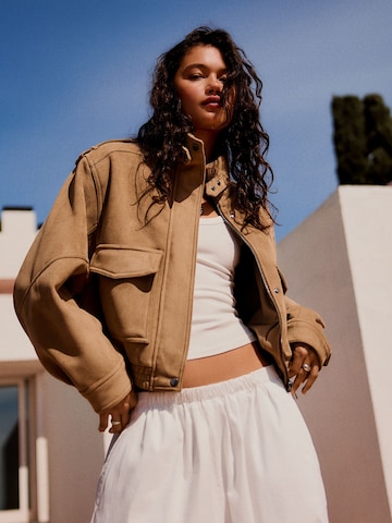 BershkaPrijelazna jakna - smeđa boja