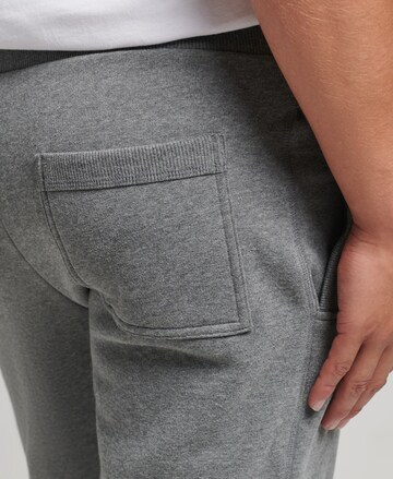 Effilé Pantalon Superdry en gris