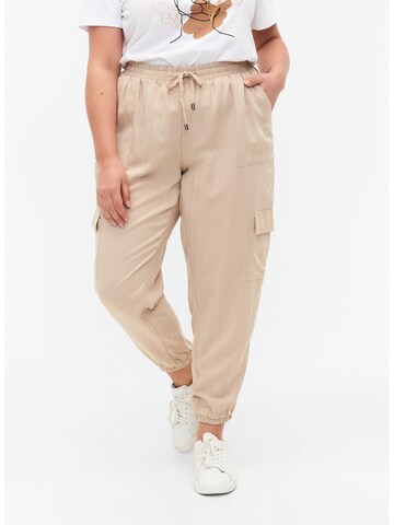 Effilé Pantalon cargo 'MACY' Zizzi en beige : devant