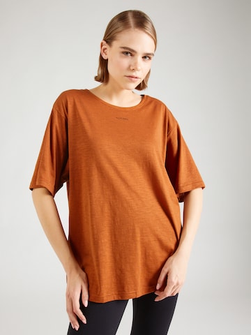 T-shirt fonctionnel PUMA en marron : devant