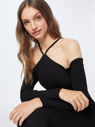 Rochie de la Forever New pe negru