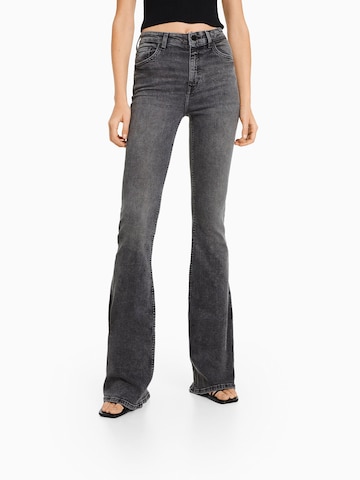 Bershka Flared Jeans in Grijs: voorkant