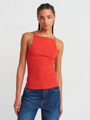 Dilvin Top in Red: front