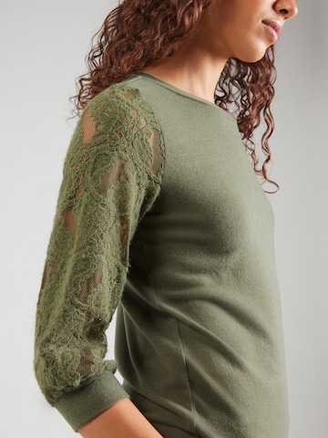 ABOUT YOU Shirt 'Emmy' in Groen