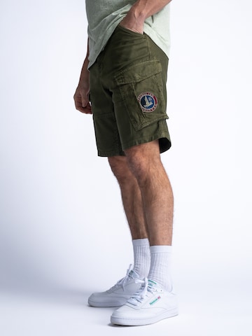 Petrol Industries Regular Shorts in Grün