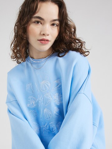 Sweat-shirt 'June' florence by mills exclusive for ABOUT YOU en bleu