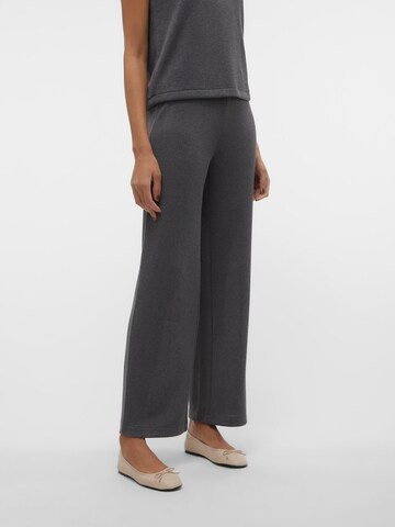 Loosefit Pantalon 'EDDIE' VERO MODA en gris : devant