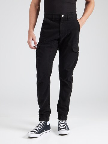 Tapered Pantaloni cargo 'NEW KOMBAT' di GUESS in nero: frontale