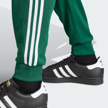 Tapered Pantaloni 'Adicolor Classics Sst' de la ADIDAS ORIGINALS pe verde