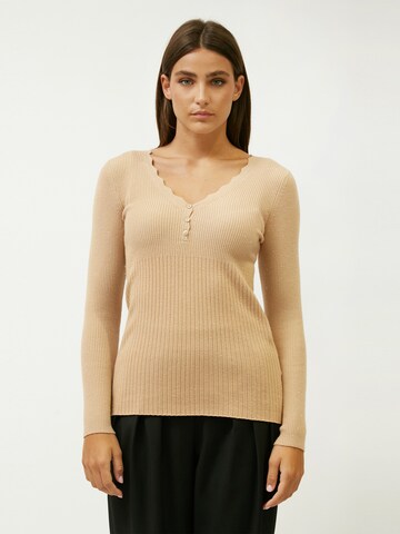 Influencer Sweater in Beige: front
