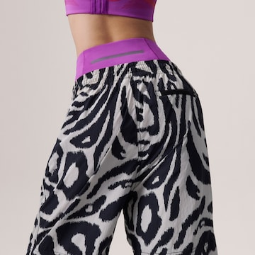 Loosefit Pantaloni sportivi di ADIDAS BY STELLA MCCARTNEY in bianco