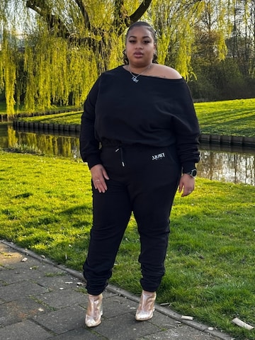 Mowi Fit Joggingpak 'Off-Shoulder Joggingpak' in Zwart