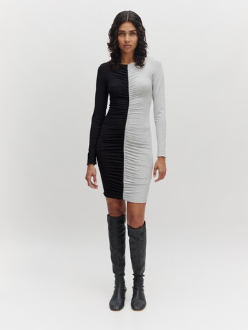Robe 'Waleah' EDITED en gris