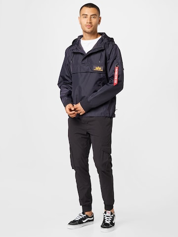 juoda ALPHA INDUSTRIES Siaurėjantis Laisvo stiliaus kelnės