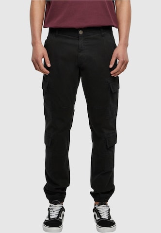 Urban Classics Tapered Cargobroek in Zwart: voorkant