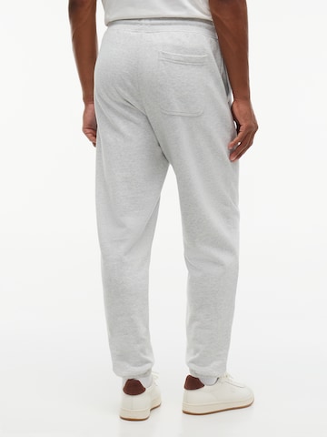 Tommy Jeans Tapered Nadrág 'SIGNATURE' - szürke