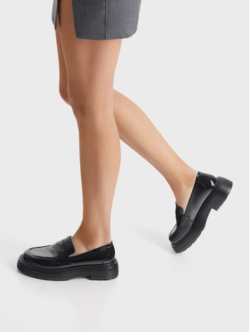 BershkaSlip On cipele - crna boja: prednji dio