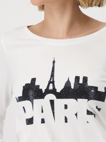 Tricou de la monari pe alb