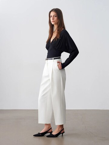 Tapered Pantaloni con pieghe di Dilvin in bianco